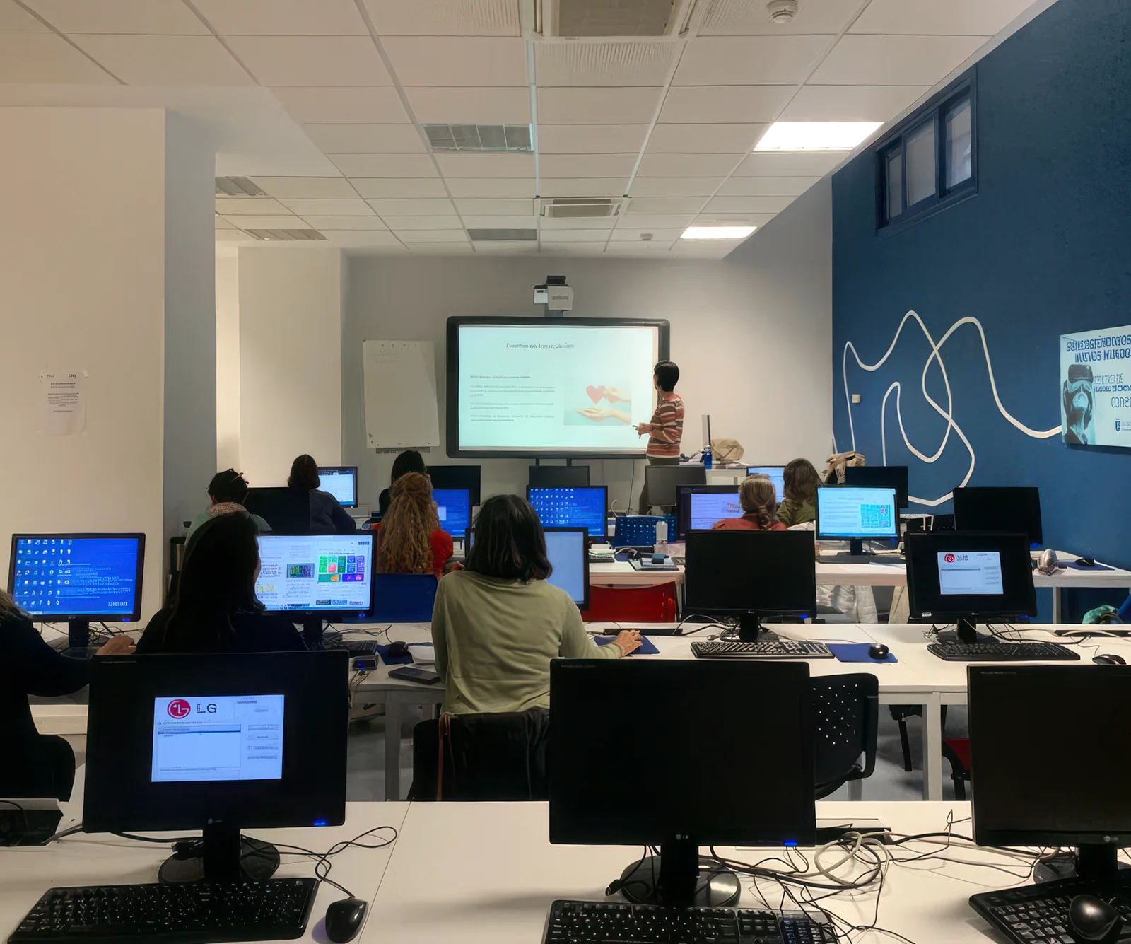 Pilar Gargallo impartiendo formacion en aula con alumnado de espaldas