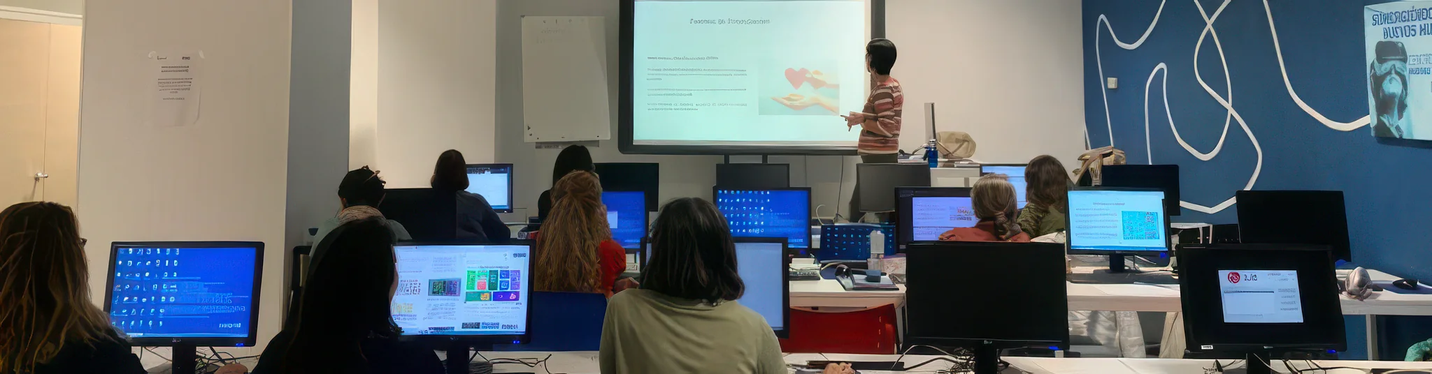 Pilar Gargallo impartiendo formacion en aula con alumnado de espaldas