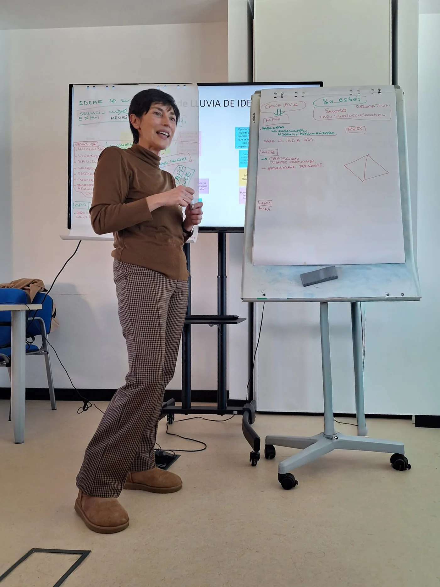 Pilar Gargallo trabajando con flipchart en una sesion de formacion