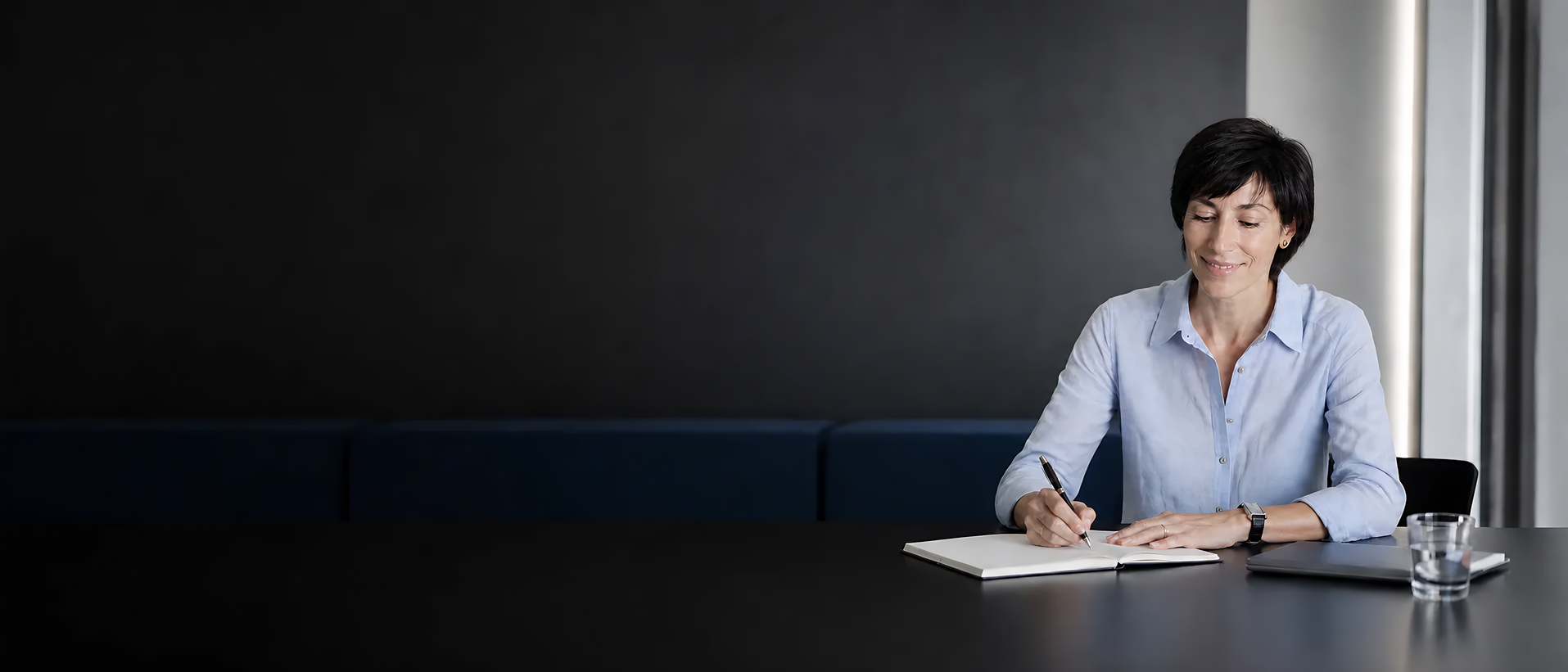Pilar Gargallo escribiendo en un cuaderno en su espacio de trabajo