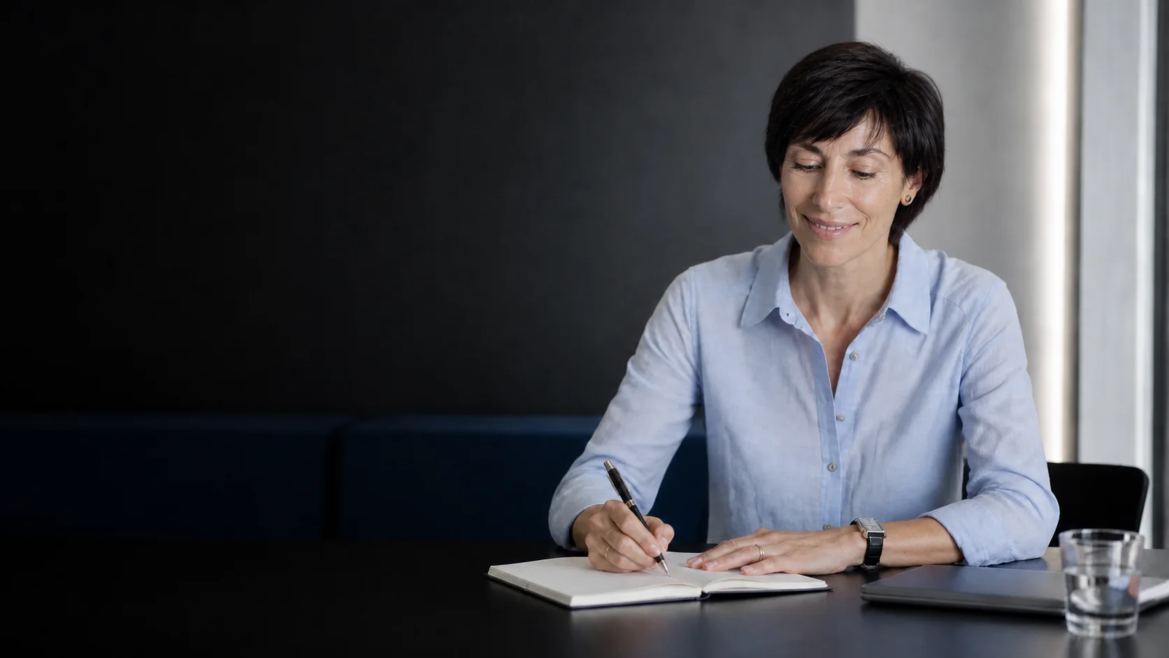 Pilar Gargallo escribiendo en un cuaderno en su espacio de trabajo